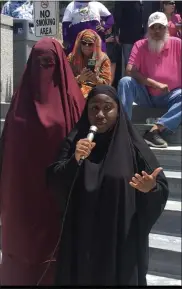  ?? CARL HESSLER JR. — MEDIANEWS GROUP ?? Sanaa Beaufort addresses the crowd gathered on the steps of the courthouse, thanking people for coming out to support her.