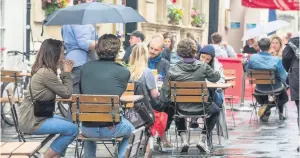  ?? Pic: Paul Gillis ?? Drinkers take to tables in Saw Close, Bath, despite the rain