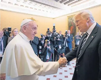  ?? FOTO: DPA ?? Papst Franziskus und US-Präsident Donald Trump bei ihrem Treffen gestern im Vatikan.