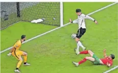  ?? FOTO: GAMBARINI/DPA ?? Deutschlan­ds Kai Havertz (Zweiter von rechts) erzielt das 3:1, Portugals Torhüter Rui Patrício kann nur machtlos zuschauen.