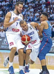  ?? JUN MENDOZA ?? Team France ace playmaker Tony Parker squeezes out from the tight defense of Gilas Pilipinas’ Jayson Castro with a little help from teammate Joffrey Lauvergne during their FIBA Manila OQT duel before a full-house crowd at the MOA Arena last night.