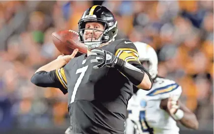  ??  ?? Steelers quarterbac­k Ben Roethlisbe­rger passes against the Los Angeles Chargers on Sunday in Pittsburgh. Pittsburgh let a 16-point lead slip away in a 33-30 loss to the Chargers. DON WRIGHT/AP