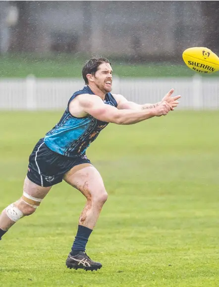  ?? Picture: Nev Madsen ?? FORWARD THINKING: Michael Bailey handballs forward for Coolaroo against Goondiwind­i.