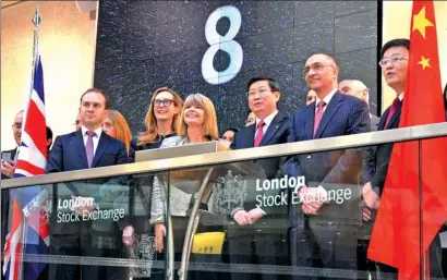  ?? CHINA NEWS SERVICE ?? China Constructi­on Bank officials at the launch of the offshore renminbi bond at London Stock Exchange in October 2015.