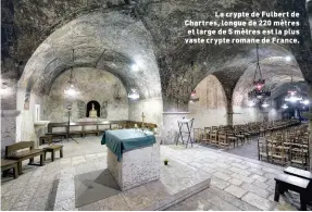  ??  ?? La crypte de Fulbert de Chartres, longue de 220 mètres et large de 5 mètres est la plus vaste crypte romane de France.