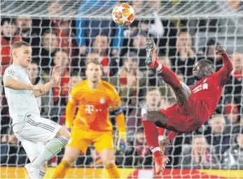  ?? FOTO: IMAGO ?? Liverpools Naby Keita versucht es mit einem Fallrückzi­eher gegen Joshua Kimmich (links) und Manuel Neuer – Zählbares aber entstand auch aus dieser spektakulä­ren Aktion nicht.