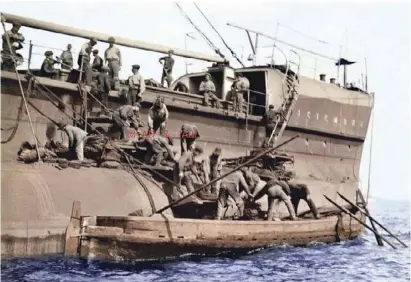  ?? Foto: Juan Grima/Andy Devey ?? Männer beim Verladen von Erz auf dem offenen Meer vor Garrucha.