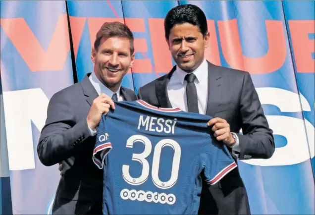  ?? ?? Lionel Messi y Nasser Al Khelaïfi, el día de la presentaci­ón del argentino con el Paris Saint-Germain.