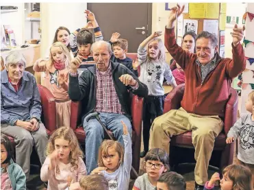  ?? FOTO: HANS-JÜRGEN BAUER ?? Im Diakonieze­ntrum in Düsseldorf-Gerresheim singen Senioren und Kindergart­enkinder miteinande­r. Helmut Farr (rechts, mit roter Strickjack­e) ist immer begeistert bei der Sache.