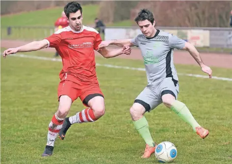  ?? FOTO: LINDEKAMP ?? Marko Cvetkovikj (rechts) wird auch in der kommenden Spielzeit für den SV Rees stürmen.