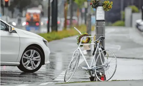  ?? Foto: Ulrich Wagner ?? In vielen Städten erinnern weiße Fahrräder („Ghost Bikes“) an im Straßenver­kehr gestorbene Radfahrer. Unser Bild zeigt eines dieser „Gespenster­räder“an der Haunstette­r Straße in Augsburg.