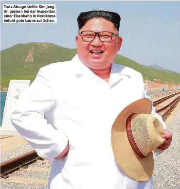  ??  ?? Trotz Absage stellte Kim Jong Un gestern bei der Inspektion einer Eisenbahn in Nordkorea betont gute Laune zur Schau.