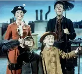 ??  ?? Sui tetti Da sinistra, Julie Andrews (Mary Poppins), Dick Van Dyke (Bert) e i piccoli Banks: Karen Dotrice (Jane Banks) e Matthew Garber (Michael Banks)