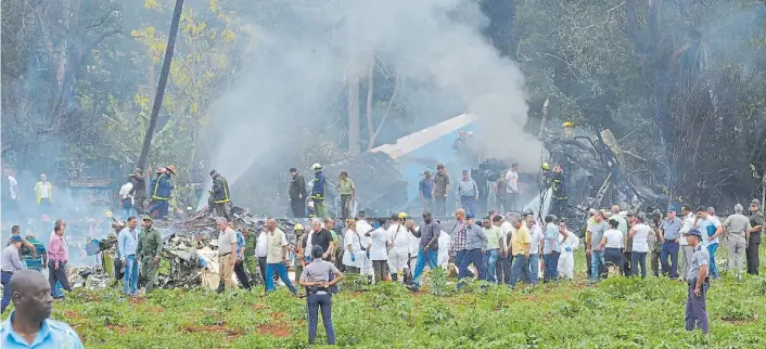  ?? AFP ?? Siniestro. El presidente Díaz-Canel, quien reemplazó a Raúl Castro, fue al lugar con parte de su equipo de gobierno, mientras los bomberos trabajaban sobre los restos del avión.