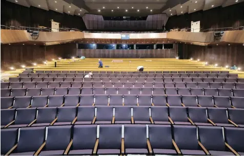  ?? Foto: Andreas Brücken ?? Langsam wird es: Im Großen Haus des Theaters Ulm werden derzeit die neuen Sessel montiert. Doch die Arbeiten sind nicht im Zeitplan – und am Donnerstag beginnen die Proben. NEU ULM ULM