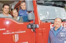  ??  ?? Manuel Mayer, Bettina Kaim, Gerätewart Wendelin Förg und Feuerwehrk­ommandant Christian Mayrböck mit dem nigelnagel­neuen Feuerwehrf­ahrzeug.