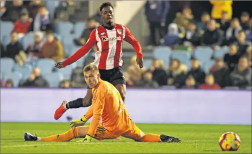  ??  ?? INFALIBLE. Iñaki Williams no perdonó en el mano a mano ante Rubén y dio la victoria a su equipo.