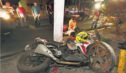  ??  ?? Ingresos. Un motociclis­ta chocó ayer por la madrugada contra un poste del bulevar Los Héroes, en San Salvador. Resultó herido.