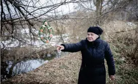  ??  ?? ■ Här invid floden hittades Katerynas äldre dotter Iryna Nozdrovska. Hennes kropp var sargad och knivhuggen.