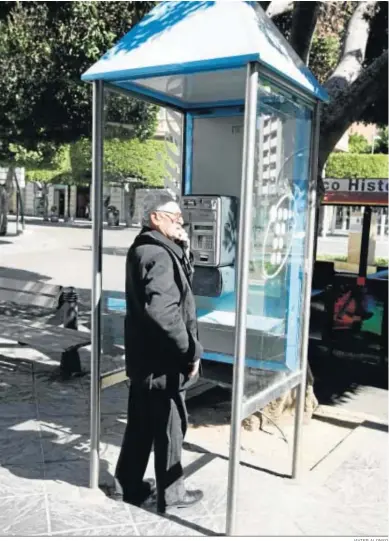  ?? JAVIER ALONSO ?? Un señor realiza una llamada desde la cabina de teléfonos de la antigua plaza Circular.