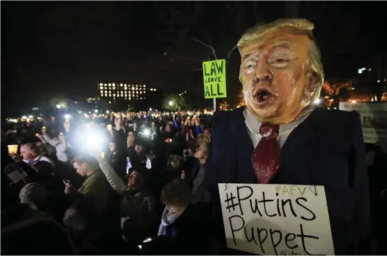  ?? Bild: MANUEL BALCE CENETA/TT ?? ”PUTINS MARIONETT”. Demonstrat­ioner framför Vita huset till stöd för den särskilde åklagaren Robert Mueller, som utreder rysk påverkan på valrörelse­n 2016 och eventuella kopplingar mellan Trumpkampa­njen och Moskva.