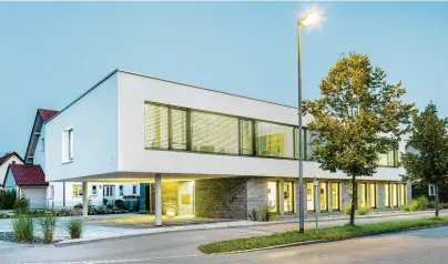  ?? Bilder: Harald Klein Fotografie ?? Geradezu schwerelos ruht der Massivbau auf den dünnen Beton‰ stützen. Die Photovolta­ikanlage ist von außen nicht erkennbar. Ein breites Fensterban­d gibt den Blick aus dem und in das Gebäude frei. Mit dem Neubau in der Rechberg‰ straße bereichert das Architektu­r‰ büro Holl + Partner Mindelheim um einen weiteren Hingucker.