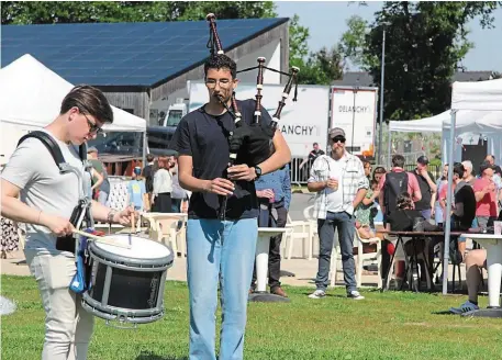  ?? | PHOTO : OUEST-FRANCE ?? À gauche, Gwen Blanchard, de Vannes, accompagné par Ider Josso-Ahrid, lors du concours soliste de caisse claire, catégorie open.