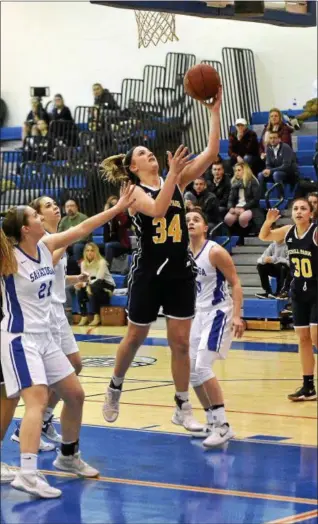  ?? STAN HUDY-SHUDY@DIGITALFIR­STMEDIA.COM ?? Averill Park’s Kelsey Wood drives the lane for a lay-up in the first half of Friday night’s Suburban Council showdown at Saratoga Springs High School, Friday, Feb. 2, 2017.