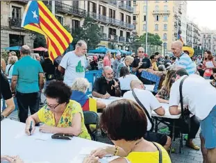  ?? LAURA FÍGULS / ACN ?? Once meses presos. La ANC y Òmnium organizaro­n ayer una escritura de cartas en el Born para pedir la libertad de Jordi Sànchez y Jordi Cuixart