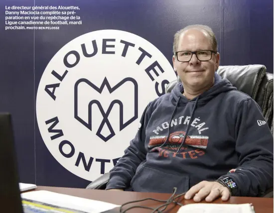  ?? PHOTO BEN PELOSSE ?? Le directeur général des Alouettes, Danny Maciocia complète sa préparatio­n en vue du repêchage de la Ligue canadienne de football, mardi prochain.