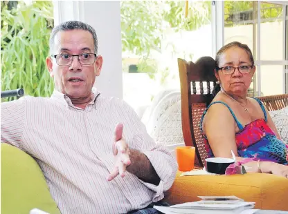  ?? ADRIANO ROSARIO/LISTÍN DIARIO ?? Lamento. Rafael Manuel Lamarche junto a su esposa Belkis Colón, entrevista­dos en su hogar.