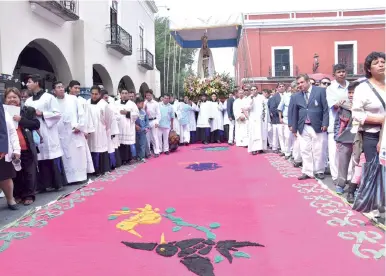 ?? Héctor Lorenzo ?? Entre rezos, cantos, flores adornos de azul y blanco, familias enteras acompañaro­n a la virgen de Ocotlán en su trayecto por las calles de la capital.