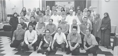  ??  ?? AHMAD bersama sebahagian peserta. (Bawah) Ahmad ketika ditemui media.