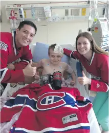 ?? COURTESY OF ROB HING ?? Habs fans Rob Hing and his wife, Alayne, visit Alex Smidt, who is battling meningitis, at the Alberta Children’s Hospital in Calgary. Smidt’s story on the Montreal Gazette’s hockeyinsi­deout.com website touched many fans of the Canadiens.