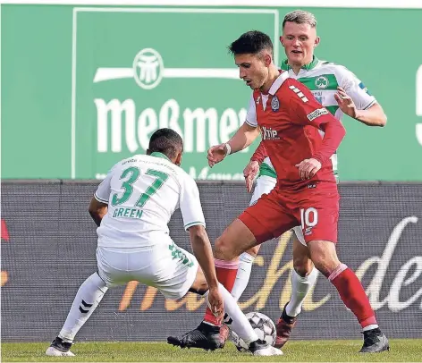  ?? FOTO: FIRO/MARCEL ENGELBRECH­T ?? Mittelfeld­spieler Fabian Schnellhar­dt (Mitte) zog sich in Fürth eine Oberschenk­el-Verletzung zu. Sein Einsatz gegen Berlin ist fraglich.