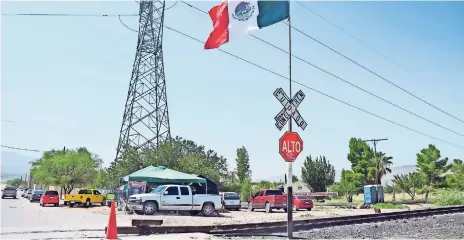  ??  ?? Francisco santini indicó que como empresario­s siguen pidiendo a los productore­s que recapacite­n y leberen las vías del tren