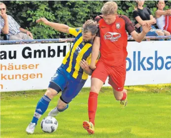  ?? FOTO: REINER ROITHER ?? Der FC Leutkirch (links, in der Partie gegen Kressbronn) will sich im Kampf um Platz eins nicht abschüttel­n lassen.