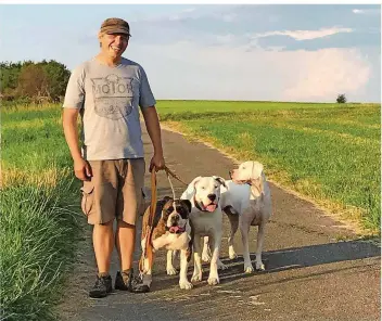  ?? FOTO: HEIKO LEHMANN ?? Thomas Fuchs mit seinen beiden eigenen Hunden und dem eines Bekannten.