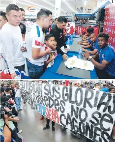  ?? FOTOS: ALEJANDRO AMADOR ?? (1) John Paul Suazo, Óscar Salas y compañía compartier­on con la hinchada. (2) Ellos mostraron este mensaje en la pancarta.