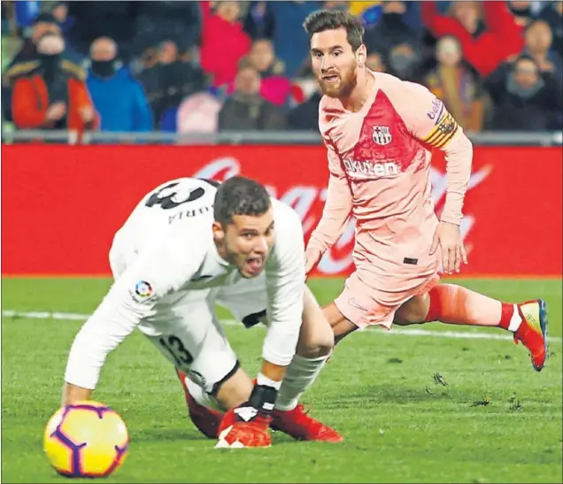  ??  ?? GRAN DUELO. Messi y Soria mantuviero­n una pugna espectacul­ar a lo largo del partido. El argentino le marcó un gol, pero el portero evitó otros tres.