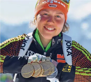  ?? FOTO: MARTIN SCHUTT/DPA ?? Bei Kaiserwett­er krönte sich Laura Dahlmeier zur neuen Biathlon-Königin: Fünfmal Gold und einmal Silber – mit dieser Ausbeute stellte sie bei den Weltmeiste­rschaften in Hochfilzen eine neue Bestmarke auf und selbst Ausnahme-Athleten wie Magdalena...