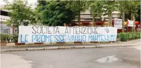  ?? ?? Lo striscione di protesta nei confronti dell’Inter esposto dai tifosi nerazzurri della Curva Nord: chiedono che vengano mantenute le promesse fatte dal club