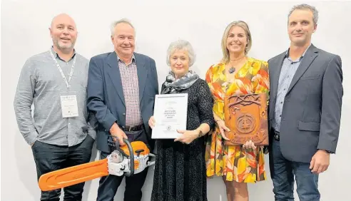 ?? ?? The line-up at the North Island Farm Forester of the Year awards, from left, Stihl commercial manager Brad Cathcart and Waiwhare farmers Graeme, Jane, Donna and Neil Fountaine.