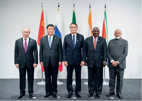  ??  ?? 28 de junio de 2019. El presidente de China, Xi Jinping ( segundo a la izq.), el presidente de Brasil, Jair Bolsonaro ( centro), el presidente de Rusia, Vladimir Putin ( primero a la izq.), el primer ministro de India, Narendra Modi ( primero a la der.), y el presidente de Sudáfrica, Cyril Ramaphosa ( segundo a la der.), en una reunión del BRICS al margen de la Cumbre del G20 en Osaka, Japón.