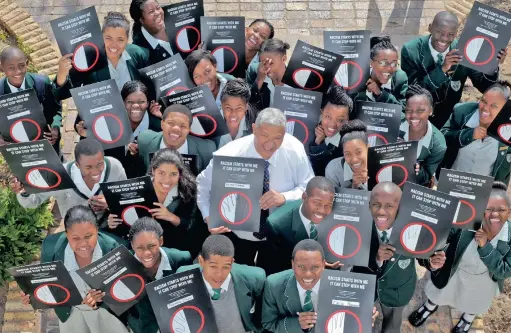  ?? PICTURES: TRACEY ADAMS ?? PLEDGE: Cape Town High School students with principal, Emilton Cloete, pledge to do their part to stop racism.
