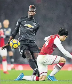  ?? FOTO: GYI ?? Pogba vio la roja por esta entrada a Bellerín Una acción innecesari­a e imperdonab­le