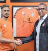  ?? FE ?? Emmanuel Torres (izq.) es presentado por Alberto Polanco, gerente de Cibao FC.