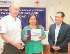  ?? ?? Diplomas.
La entrega de certificad­os estuvo presidida por el vicepresid­ente del Consejo Ejecutivo de Cruz Roja Salvadoreñ­a, Carlos Humberto Henríquez, y el director del Consejo Directivo del INSAFORP, Luis Cienfuegos.
