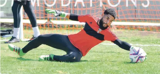  ?? FOTO CORTESÍA CIBAO FC | DISEÑO JULIO ANÍBAL RAMÍREZ ?? El arquero Alexandre Rodríguez es una de las figuras estelares del Cibao FC que tiene un serio compromiso ante el laureado equipo de Las Chivas de Guadalajar­a.