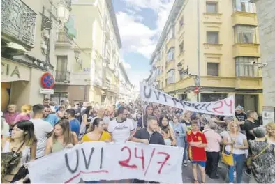  ?? TÉCNICOS EMERGENCIA­S DE ARAGÓN ?? Los vecinos de Jaca salieron a la calle el pasado viernes para reclamar la presencia 24 horas de la uvi móvil.